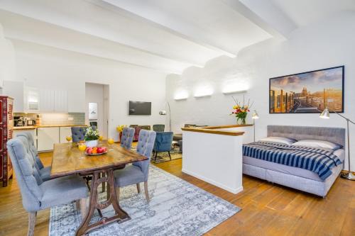 Mitte Apartamento | The Melchior, Luxury Industry Loft in Mitte, group & family friendly, 2 bath rooms, big dining table, ideal for 4 - 6 Guests