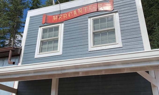 Deadwood Apartamento | The Mercantile at Mad Peak Lodging, sleeps up to four.
