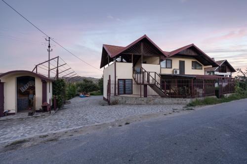 Voinesti Casa | The Merchant Hill