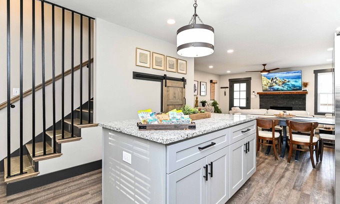 Sans Souci Casa | The Mid-Mod 3 Miles to Downtown / Furman!
