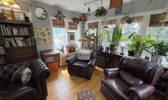 Albany Park Apartamento | The Millennium Club, Eclectic Albany Park Apartment, 2 bdrm 1 bath