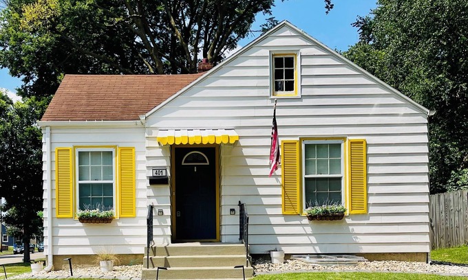 Sioux Falls Casa | The Modern Bungalow, Near DTSF, Dog Friendly, Private Sauna