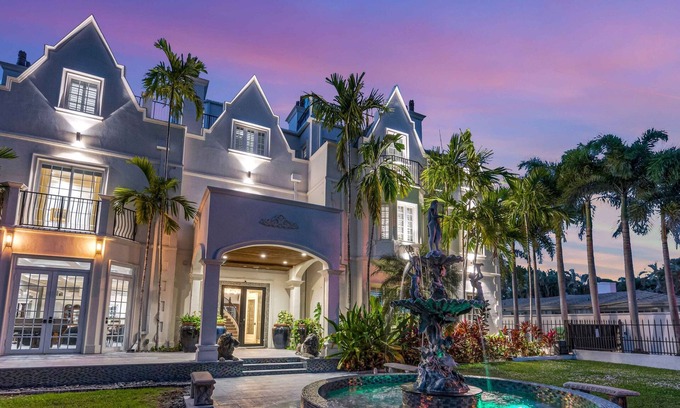 East Fort Lauderdale Casa | The Modern Castle | Canal View & Access | Rooftop | Living Greenhouse | VlLLAS