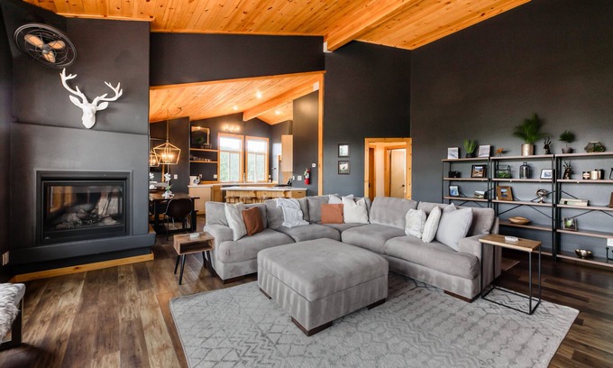 Truckee Casa | The Modern Moose Lodge | House in Truckee with a chef's kitchen and hot tub