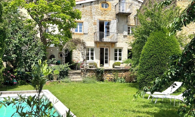Saint-Cyr-au-Mont-d'Or Casa | The Monts d'Or golden jewel case