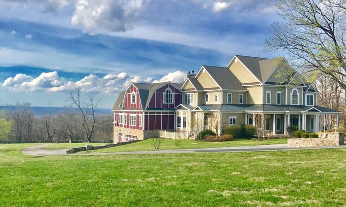 Bluemont Casa | Impresionante Mountain Homestead con vistas panorámicas de vista y puestas de sol