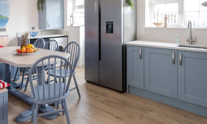 Rhosneigr Casa | The Moorings: 5-bed villa in Rhosneigr, walk to beach & village