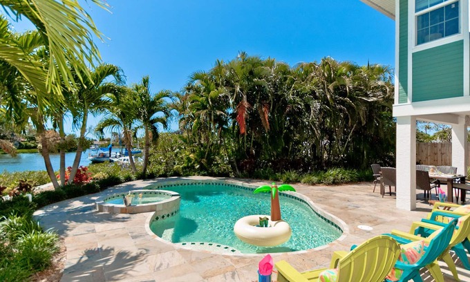 Palmetto Casa | Los amarres! Traiga su bote a esta casa recientemente renovada con piscina privada