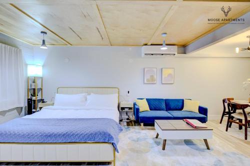 Downtown Memphis Apartamento | The Moose #5 - Modern Comfy Studio with King Bed, Free Parking & Fast WiFi