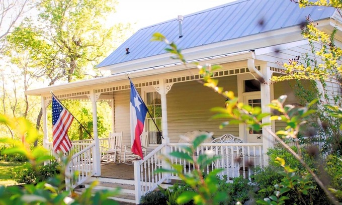 Chappell Hill Cabaña | The Most 5 Star Reviews in Town ~ Circa 1900 ~ Private ~ Romantic ~ Pond ~ Fence