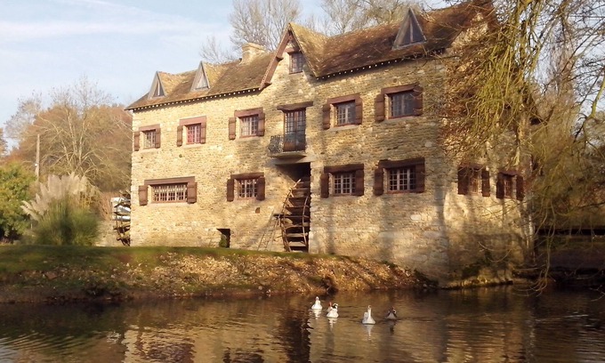 Yvre-l'Eveque Casa | El Moulin de Courmauboeufs. Parque privado y rio