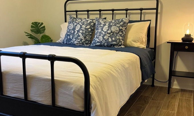 Conway Casa | The Moultrie - Private Queen Room in Cozy Bungalow with Lake View