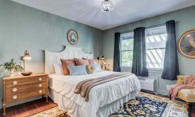 Historic Downtown Manteo Apartamento | The Mozart's Hideaway Room