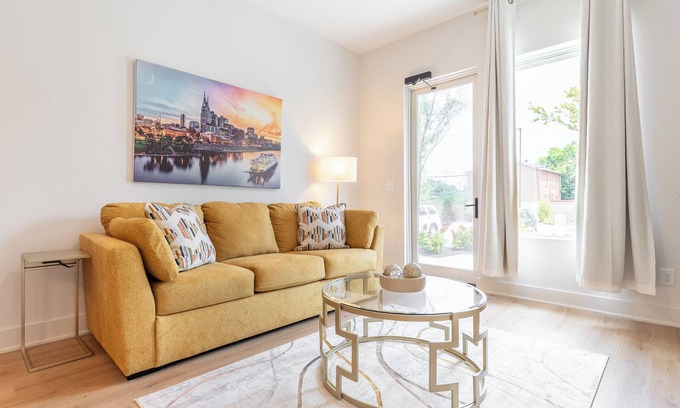 Northern Inglewood Condominio | The Music City Gem - Condo Close to Shopping & Dining!