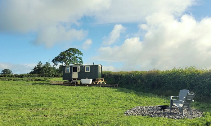 Pentrefelin Cabina | The Musterer's Hut, Outdoor Bath & Valley View