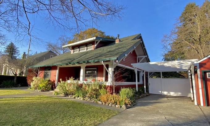 Napa Casa | The Napa Art House - w/fireplace & hot tub (Near Downtown Napa)