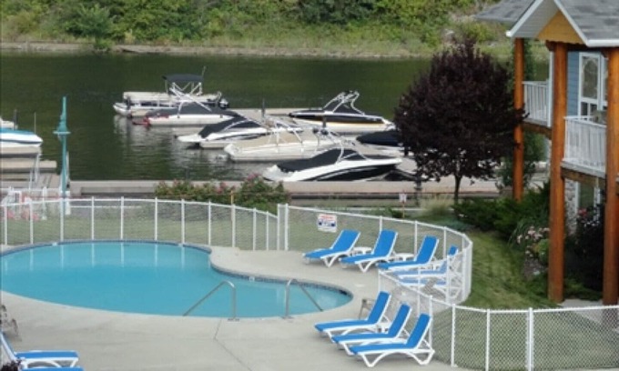 Sicamous Condominio | Los estrechos 3er piso condominio. Frente al lago, piscina y jacuzzi, deslizamiento de barco incluido.