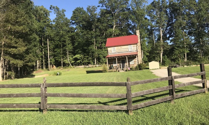 Barboursville Cabina | The Natchez - quiet front porch & rockers.