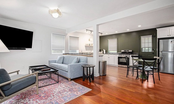 New Buffalo Apartamento | The Neighborhood Hotel Grand Beach Cottage 13 - King, Queen, & Twin Bed, Pet Friendly