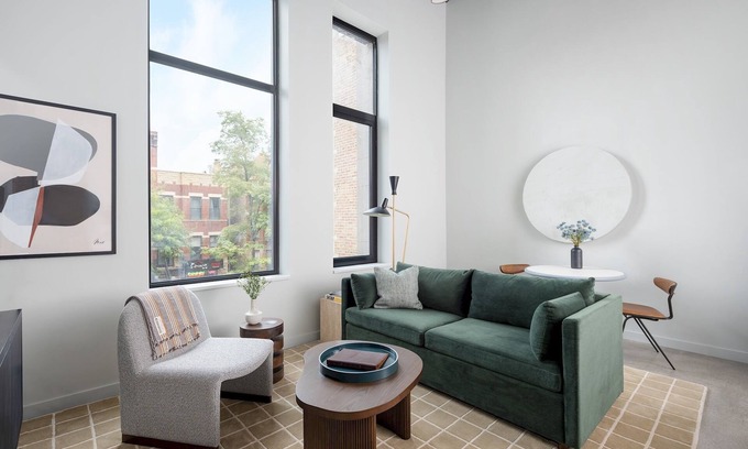 Near West Side Apartamento | The Neighborhood Hotel - Little Italy One Bedroom w/ Balcony