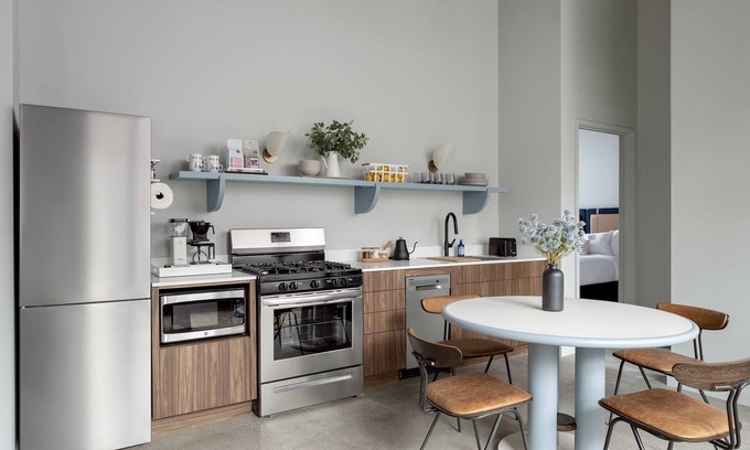 Near West Side Apartamento | The Neighborhood Hotel - Little Italy Two Bedroom w/ Balcony