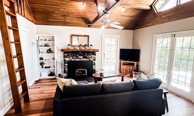 Idyllwild Cabina | The Nest: Serene Sanctuary w Hot Tub, Fireplace, Grill, Hammock, Outdoor Fire Fe