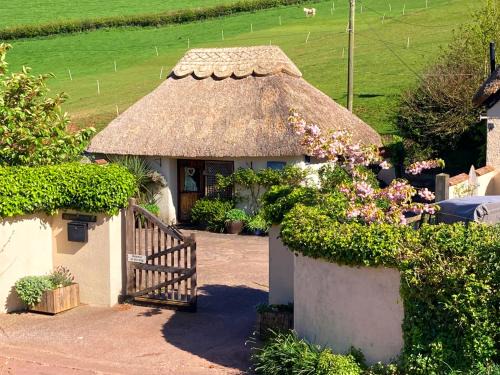 Stokeinteignhead Casa | The Nest - Thatched seaside country cottage for two