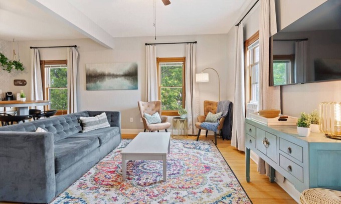 Hastings Apartamento | The Nininger Historic Apt - Walk to DT & River, King Bed, Pet Friendly