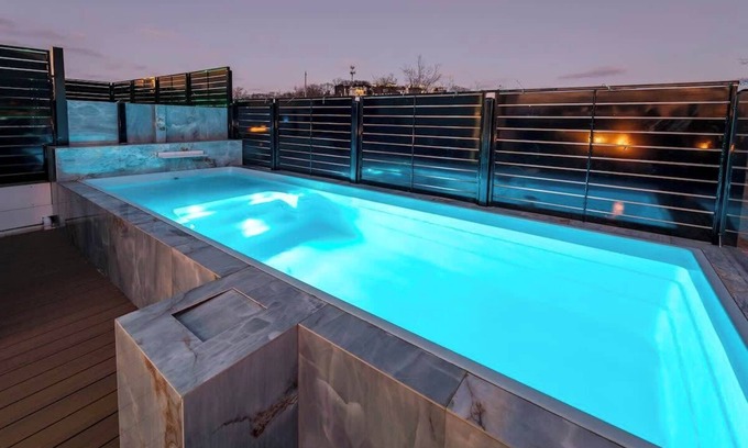 Katie Hill Neighborhood Condominio | NEW Luxury Home with Rooftop Heated Pool-Just Minutes From Downtown-Sleeps 12