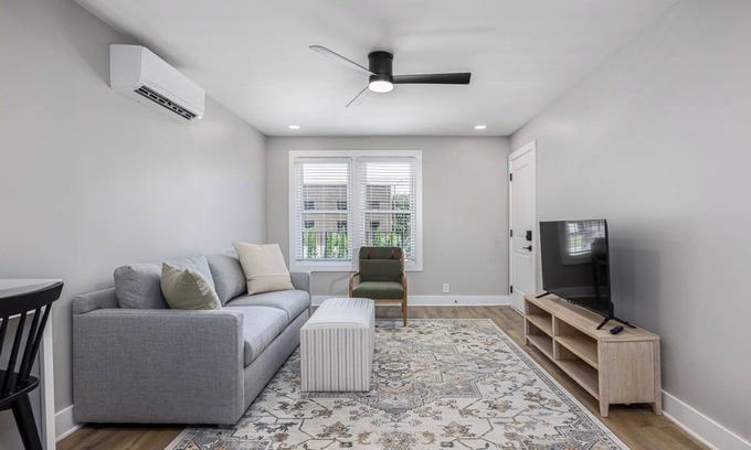 Hillsboro West End Apartamento | The Nomad 8BR Buyout | 32 Guests in Hillsboro