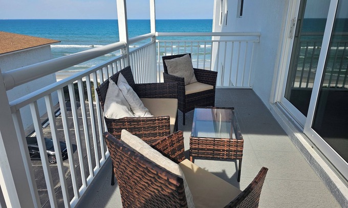 South Patrick Shores Condominio | Edificio frente al mar precio fenomenal de verano- $ 600 por 7 días- piscina en la playa