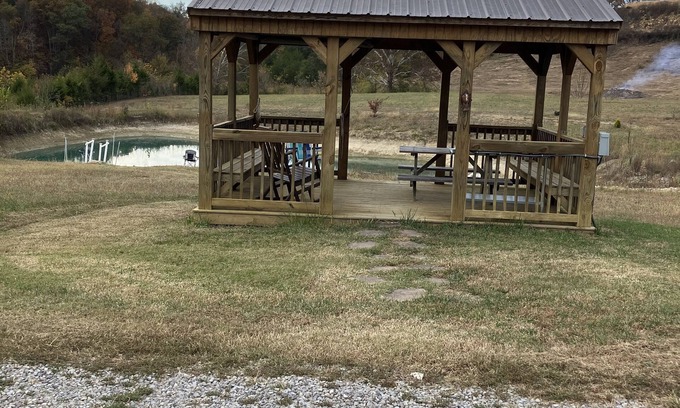 Seymour Cabaña | THE NUT FARM 20 minutes to Pigeon Forge Sleeps 2 / No animals / No children