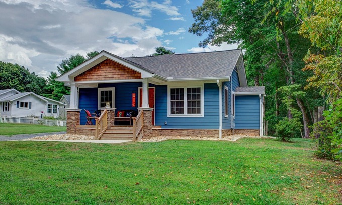 Oakley Casa | The Oakley House | Quaint, Cabin-Themed Home in Asheville | Close to the Biltmore Estate