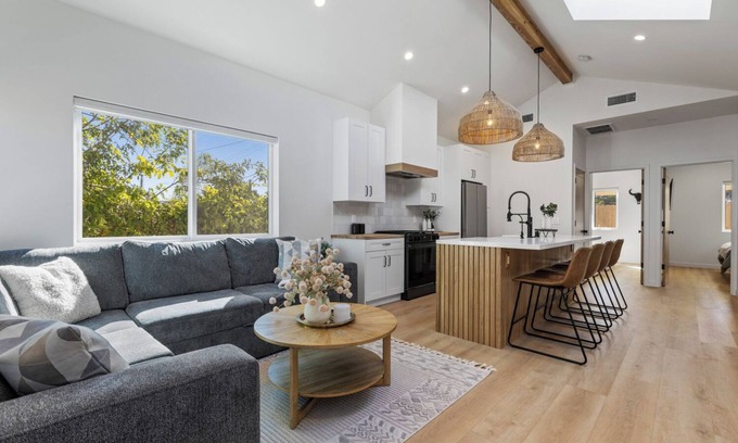 Thousand Oaks Casa | The Oaks. A Luxury New Build In Thousand Oaks with AC, WiFi, Fire Pit, Fast WIFI