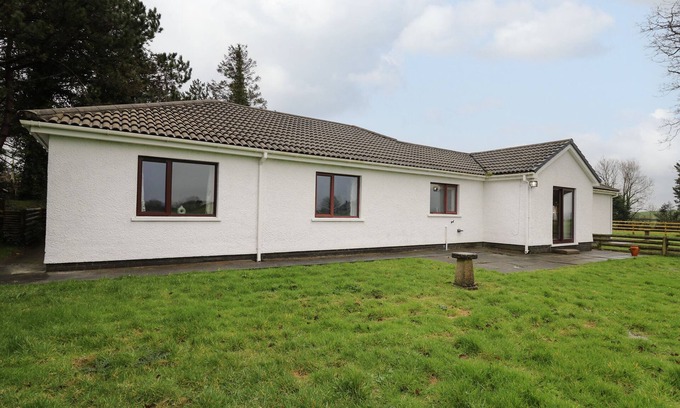 Saint Clears Cabaña | THE OAKS, pet friendly, with a garden in St Clears