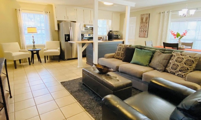 Mobile Casa | The Oaks Vanderbilt location is adjacent to USA campus and Azalea golf course