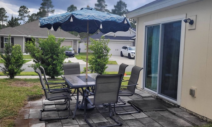Yulee Casa | The Ocean Sunflower Cottage 🌻Conviently located to beaches, airport & shopping.