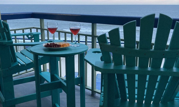 Cherry Grove Beach Condominio | The Oceans 510 - Oceanfront, Sleeps Four, Oceanfront Pool -- Be Shore Blessed
