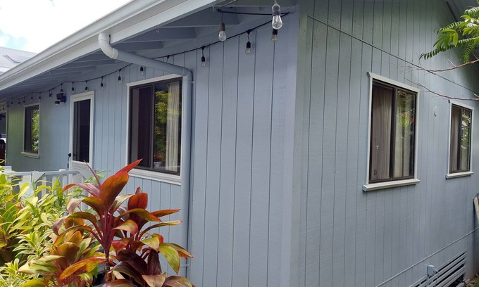 Hilo Cabaña | El Ohana Cottage está perfectamente situado cerca de todos los servicios, pero en una zona tranquila.