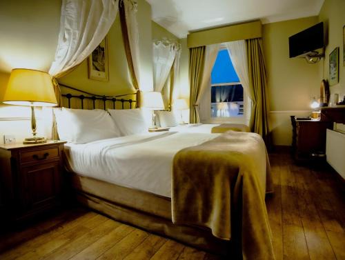 Bruff Casa | The Old Bank Bruff Family Town House