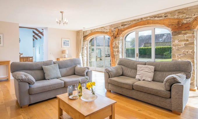 Llawhaden Cabaña | The Old Carthouse, Holiday Cottage Llawhaden, Sleeps 8, 4 bedrooms, bathrooms