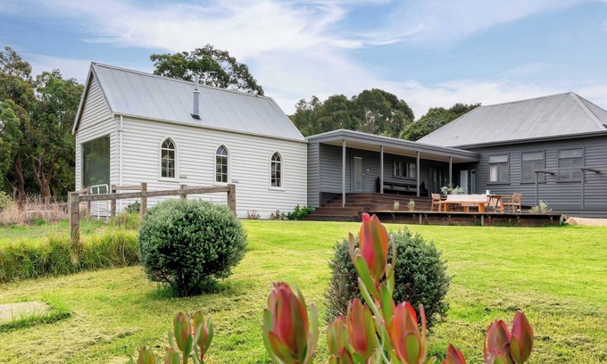 Red Hill Casa | The Old Church | Fireplace | Pets | Wineries
