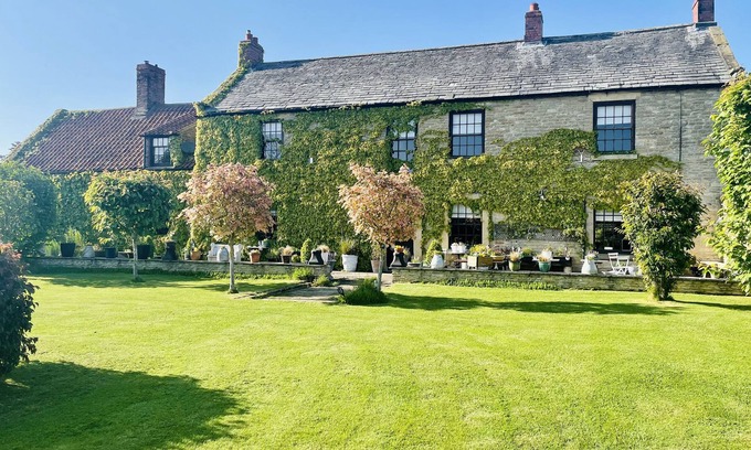 Snainton Casa | THE OLD HALL, luxury holiday cottage, with open fire in East Ayton