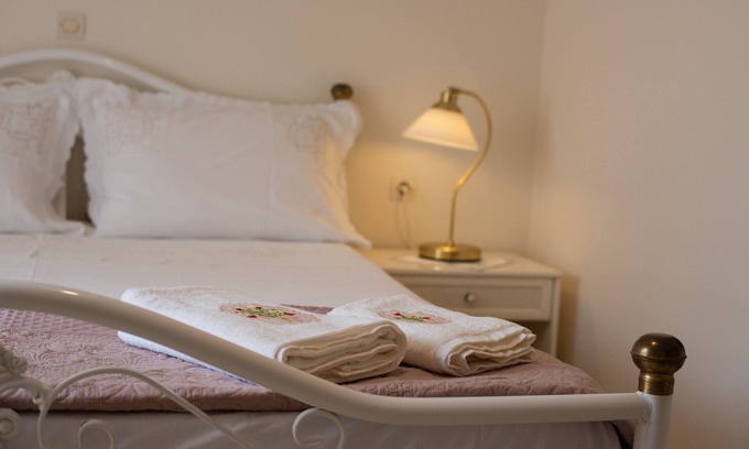 Sinarades Apartamento | The Old Mansion | Four People Apartment