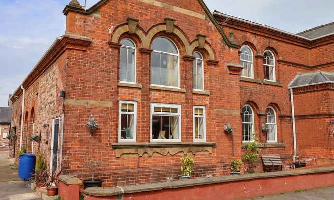 Withernsea Cabaña | THE OLD POLICE HOUSE, pet friendly, with hot tub in Withernsea