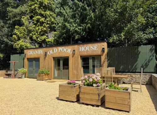 Bradford-on-Avon Apartamento | The Old Pool House, Stylish Large Studio in Private Country Estate with Air Con
