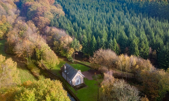 Lydney Cabaña | The Old Pump House, Forest of Dean - sleeps 6 guests in 3 bedrooms