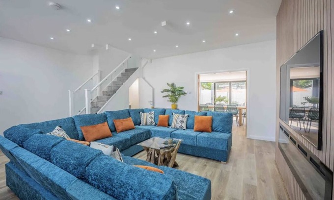 New Forest District Cabaña | The Old School Sleeps 14