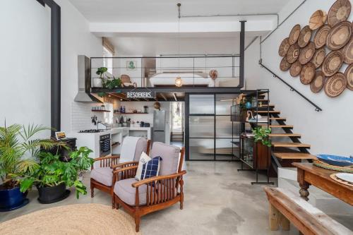 Trawal Apartamento | The Old Shop loft apt in the heart of Kalk Bay