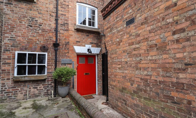 Hawarden Cabaña | THE OLD SORTING OFFICE, pet friendly, with hot tub in Hawarden